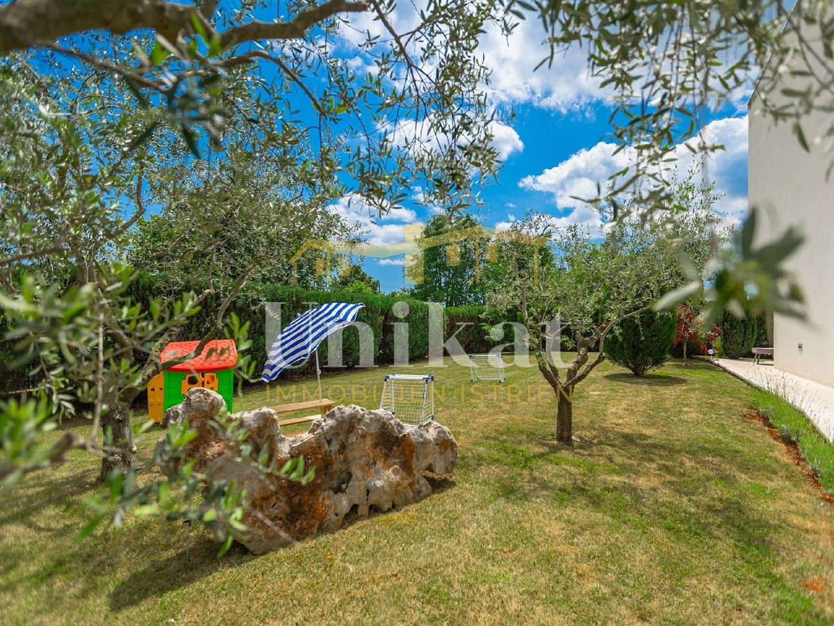 Moderna vila z notranjim in zunanjim bazenom